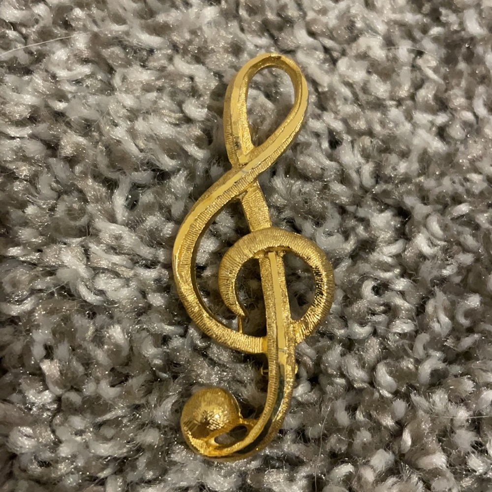 Gold Treble Clef Brooch - Picture 5 of 5